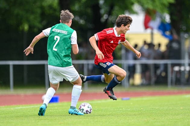 v.li.: Sebastian Lorz (Schweinfurt, 2) (Unterhaching, 20) im Zweikampf, Duell, duel, tackle, Dynamik, Action, Aktion, 6 20 2021, Unterhaching (Deutschland), Fussball, Relegation zur A-Junioren-Bundesliga, SpVgg Unterhaching U19 - 1. FC Schweinfurt 05 U19