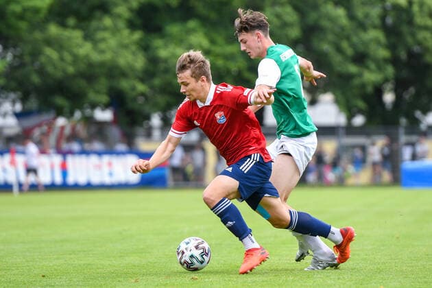 v.li.: Daniel Hausmann (Unterhaching, 11) Simon Goetz (Schweinfurt, 6) im Zweikampf, Duell, duel, tackle, Dynamik, Action, Aktion, 6 20 2021, Unterhaching (Deutschland), Fussball, Relegation zur A-Junioren-Bundesliga, SpVgg Unterhaching U19 - 1. FC Schweinfurt 05 U19