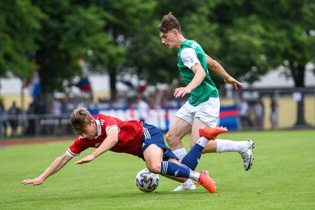 v.li.: Daniel Hausmann (Unterhaching, 11) Simon Goetz (Schweinfurt, 6) im Zweikampf, Duell, duel, tackle, Dynamik, Action, Aktion, 6 20 2021, Unterhaching (Deutschland), Fussball, Relegation zur A-Junioren-Bundesliga, SpVgg Unterhaching U19 - 1. FC Schweinfurt 05 U19