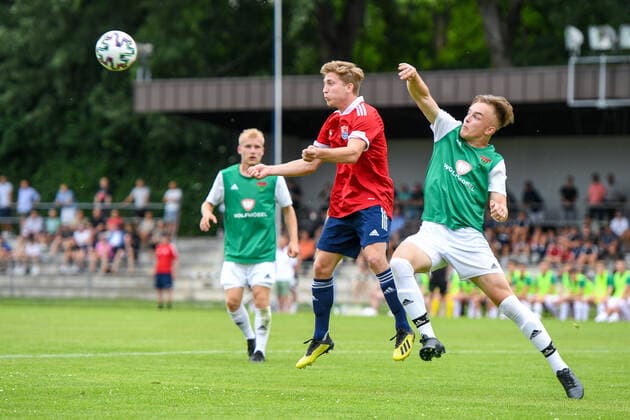 v.li.: Andreas Hirtlreiter (Unterhaching, 9) Pascal Henninger (Schweinfurt, 4) im Zweikampf, Duell, duel, tackle, Dynamik, Action, Aktion, 6 20 2021, Unterhaching (Deutschland), Fussball, Relegation zur A-Junioren-Bundesliga, SpVgg Unterhaching U19 - 1. FC Schweinfurt 05 U19