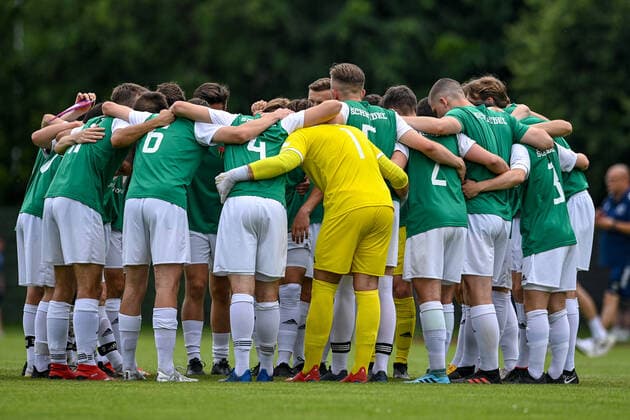 Schweinfurter Spieler schwoeren sich mit einem Mannschaftskreis, Teamkreis, Konzentration, Kameradschaft, Ansprache, Motivation, vor dem Anpfiff ein, 6 20 2021, Unterhaching (Deutschland), Fussball, Relegation zur A-Junioren-Bundesliga, SpVgg Unterhaching U19 - 1. FC Schweinfurt 05 U19