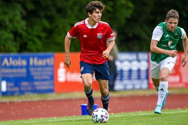 v.li.: (Unterhaching, 20) Sebastian Lorz (Schweinfurt, 2) im Zweikampf, Duell, duel, tackle, Dynamik, Action, Aktion, 6 20 2021, Unterhaching (Deutschland), Fussball, Relegation zur A-Junioren-Bundesliga, SpVgg Unterhaching U19 - 1. FC Schweinfurt 05 U19