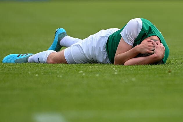 Sebastian Lorz (Schweinfurt, 2) am Boden liegend, mit Schmerzen nach einem Foul, racked with pain Freisteller, Einzelbild, Aktion, Action, 6 20 2021, Unterhaching (Deutschland), Fussball, Relegation zur A-Junioren-Bundesliga, SpVgg Unterhaching U19 - 1. FC Schweinfurt 05 U19