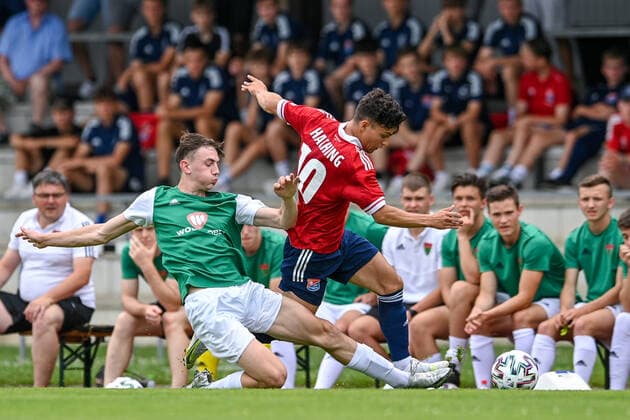 v.li.: Simon Goetz (Schweinfurt, 6) Sandro Porta (Unterhaching, 10) im Zweikampf, Duell, duel, tackle, Dynamik, Action, Aktion, 6 20 2021, Unterhaching (Deutschland), Fussball, Relegation zur A-Junioren-Bundesliga, SpVgg Unterhaching U19 - 1. FC Schweinfurt 05 U19