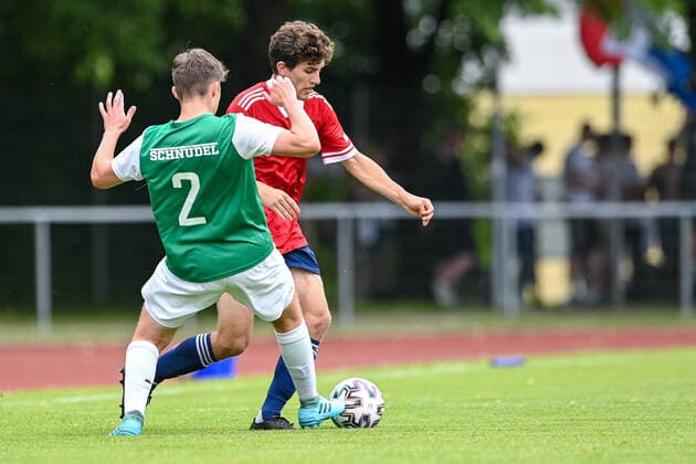 v.li.: Sebastian Lorz (Schweinfurt, 2) (Unterhaching, 20) im Zweikampf, Duell, duel, tackle, Dynamik, Action, Aktion, 6 20 2021, Unterhaching (Deutschland), Fussball, Relegation zur A-Junioren-Bundesliga, SpVgg Unterhaching U19 - 1. FC Schweinfurt 05 U19