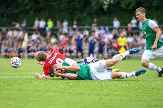 v.li.: Andreas Hirtlreiter (Unterhaching, 9) Pascal Henninger (Schweinfurt, 4) ider sich hier eine Platzwunde am Kopf zuzieht, im Zweikampf, Duell, duel, tackle, Dynamik, Action, Aktion, 6 20 2021, Unterhaching (Deutschland), Fussball, Relegation zur A-Junioren-Bundesliga, SpVgg Unterhaching U19 - 1. FC Schweinfurt 05 U19