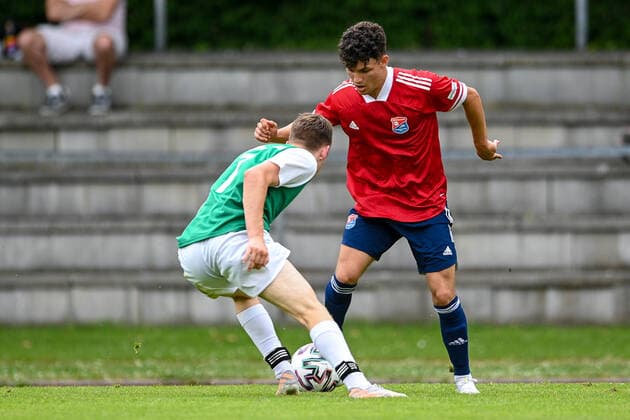 v.li.: Philipp Hack (Schweinfurt, 7) Sandro Porta (Unterhaching, 10) im Zweikampf, Duell, duel, tackle, Dynamik, Action, Aktion, 6 20 2021, Unterhaching (Deutschland), Fussball, Relegation zur A-Junioren-Bundesliga, SpVgg Unterhaching U19 - 1. FC Schweinfurt 05 U19