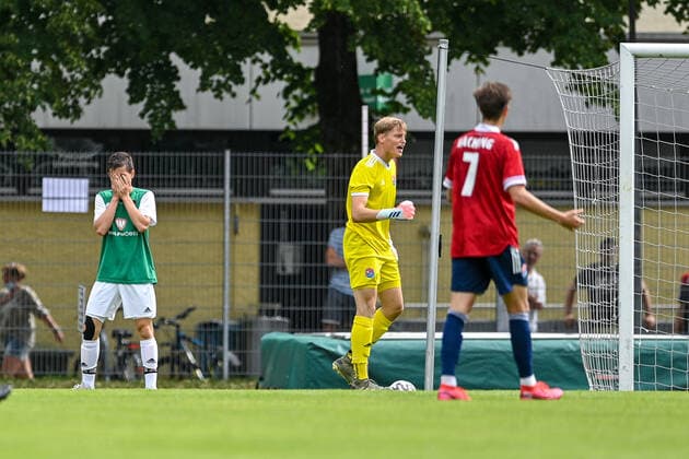 v.li.: Elias Reiher (Schweinfurt, 9) aergert sich ueber eine vergebene TorchNCE, 6 20 2021, Unterhaching (Deutschland), Fussball, Relegation zur A-Junioren-Bundesliga, SpVgg Unterhaching U19 - 1. FC Schweinfurt 05 U19