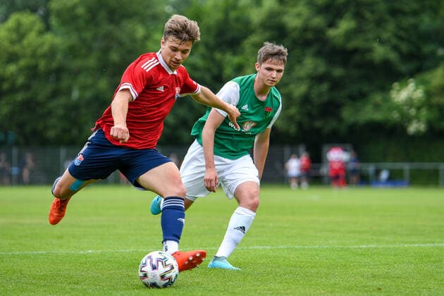 v.li.: Daniel Hausmann (Unterhaching, 11) Sebastian Lorz (Schweinfurt, 2) im Zweikampf, Duell, duel, tackle, Dynamik, Action, Aktion, 6 20 2021, Unterhaching (Deutschland), Fussball, Relegation zur A-Junioren-Bundesliga, SpVgg Unterhaching U19 - 1. FC Schweinfurt 05 U19