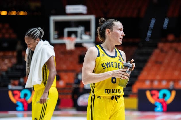 210620 Kalis Loyd and Frida Eldebrink of Sweden looks dejected after the FIBA Women s Eurobasket match between Sweden and Belarus on June 20, 2021 in Valencia. Photo: Maxim Thore BILDBYRAN kod MT MT0192 basket basketball national team, Nationalteam fiba women s eurobasket basket-em sverige sweden belarus vitryssland dam bbeng dag 4 depp Copyright: MAXIMxTHORE BB210620MT072