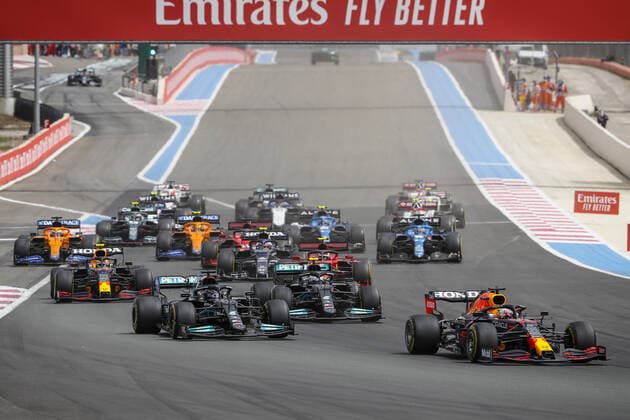 33 VERSTAPPEN Max (nld), Red Bull Racing Honda RB16B, action and 44 HAMILTON Lewis (gbr), Mercedes AMG F1 GP W12 E Performance, start during the Formula 1 Emirates Grand Prix de France 2021, 7th round of the 2021 FIA Formula One World Championship, WM, Weltmeisterschaft from June 18 to 20, 2021 on the Circuit Paul Ricard, in Le Castellet, France FORMULE 1 : Grand Prix de France - Circuit Paul-Ricard - Le Castellet - 20 06 2021 DPPI Panoramic _V2_0059