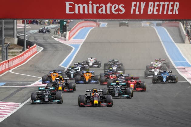33 VERSTAPPEN Max (nld), Red Bull Racing Honda RB16B, action and 44 HAMILTON Lewis (gbr), Mercedes AMG F1 GP W12 E Performance, start during the Formula 1 Emirates Grand Prix de France 2021, 7th round of the 2021 FIA Formula One World Championship, WM, Weltmeisterschaft from June 18 to 20, 2021 on the Circuit Paul Ricard, in Le Castellet, France FORMULE 1 : Grand Prix de France - Circuit Paul-Ricard - Le Castellet - 20 06 2021 DPPI Panoramic _V2_0049
