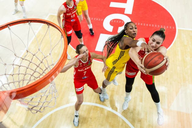 Sport Bilder des Tages 210620 Yuliya Rytsikava of Belarus and Kalis Loyd of Sweden under the FIBA Women s Eurobasket match between Sweden and Belarus on June 20, 2021 in Valencia. Photo: Maxim ThorÃ BILDBYRAN kod MT MT0192 basket basketball national team, Nationalteam fiba women s eurobasket basket-em sverige sweden belarus vitryssland dam bbeng dag 4 Copyright: MAXIMxTHORE BB210620MT078