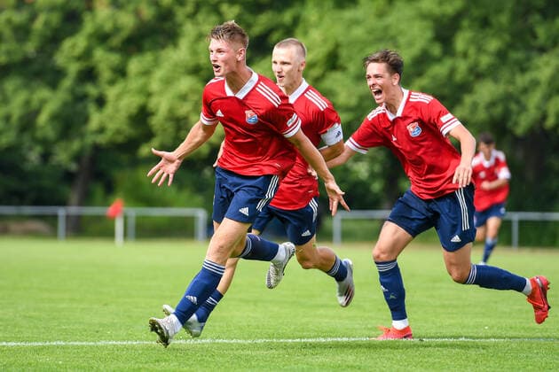 Unterhachinger Spieler mit Torjubel, Jubel, Torjubel, Torerfolg, celebrate the goal, goal, celebration, Jubel ueber das Tor zum 1:0 durch Timon Obermaier (Unterhaching, 4) (1.v.li.), optimistisch, Action, Aktion, 6 20 2021, Unterhaching (Deutschland), Fussball, Relegation zur A-Junioren-Bundesliga, SpVgg Unterhaching U19 - 1. FC Schweinfurt 05 U19