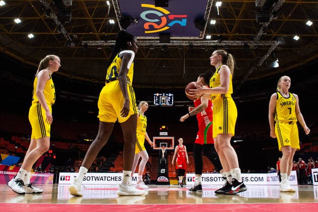 210620 Matilda Ekh, Ellen Nyström, Binta Drammeh and Klara Lundquist of Sweden looks dejected after the FIBA Women s Eurobasket match between Sweden and Belarus on June 20, 2021 in Valencia. Photo: Maxim ThorÃ BILDBYRAN kod MT MT0192 basket basketball national team, Nationalteam fiba women s eurobasket basket-em sverige sweden belarus vitryssland dam bbeng dag 4 depp Copyright: MAXIMxTHORE BB210620MT093