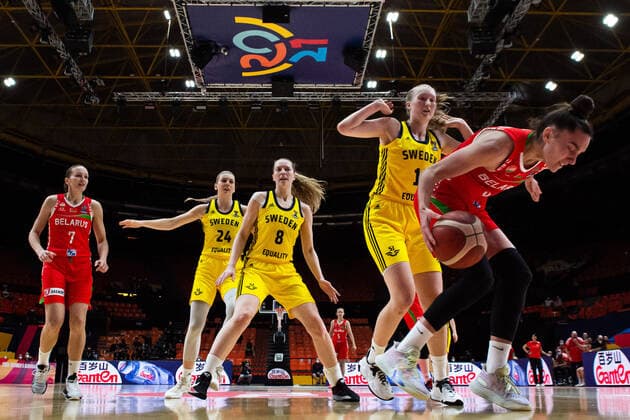 210620 Paulina Hersler, Ellen Nyström and Matilda Ekh of Sweden against Tatsiana Likhtarovich of Belarus during the FIBA Women s Eurobasket match between Sweden and Belarus on June 20, 2021 in Valencia. Photo: Maxim ThorÃ BILDBYRAN kod MT MT0192 basket basketball national team, Nationalteam fiba women s eurobasket basket-em sverige sweden belarus vitryssland dam bbeng dag 4 depp Copyright: MAXIMxTHORE BB210620MT094