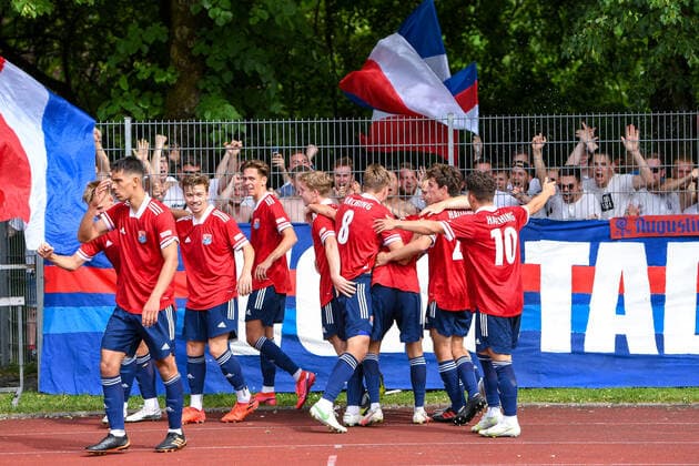 Unterhachinger Spieler bejuben vor und mit den Fans das Tor zum 2:0, Jubel, Torjubel, Torerfolg, celebrate the goal, goal, celebration, Jubel ueber das Tor, optimistisch, Action, Aktion, 6 20 2021, Unterhaching (Deutschland), Fussball, Relegation zur A-Junioren-Bundesliga, SpVgg Unterhaching U19 - 1. FC Schweinfurt 05 U19