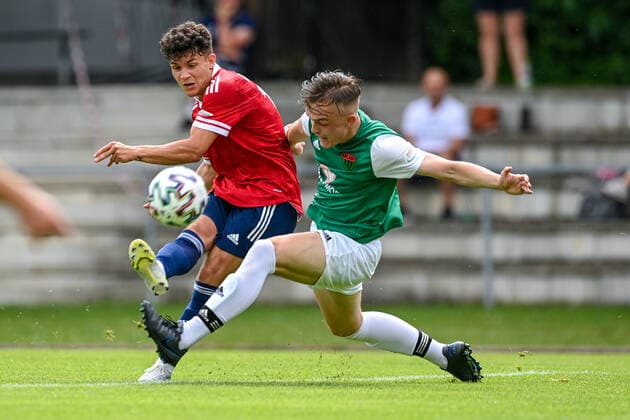 v.li.: Sandro Porta (Unterhaching, 10) Robin Zeitler (Schweinfurt, 5) im Zweikampf, Duell, duel, tackle, Dynamik, Action, Aktion, 6 20 2021, Unterhaching (Deutschland), Fussball, Relegation zur A-Junioren-Bundesliga, SpVgg Unterhaching U19 - 1. FC Schweinfurt 05 U19