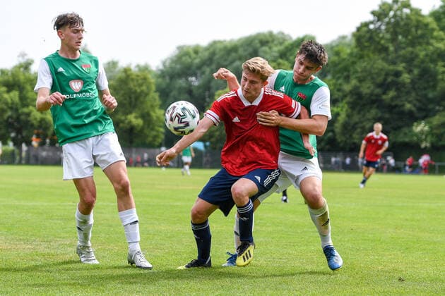 v.li.: Simon Goetz (Schweinfurt, 6) Daniel Hausmann (Unterhaching, 11) Pascal Henninger (Schweinfurt, 4) im Zweikampf, Duell, duel, tackle, Dynamik, Action, Aktion, 6 20 2021, Unterhaching (Deutschland), Fussball, Relegation zur A-Junioren-Bundesliga, SpVgg Unterhaching U19 - 1. FC Schweinfurt 05 U19