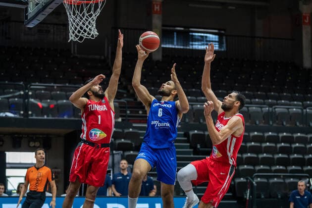 Basketball Hamburg 20.06.2021 Supercup Nationalmannschaft Tunesien (TUN) - Tschechien (CZE) Patrick Samoura (Tschechien, No.06) Oussama Mamaoui (Tunesien, No.01) Salah Mejri (Tunesien, No.50)