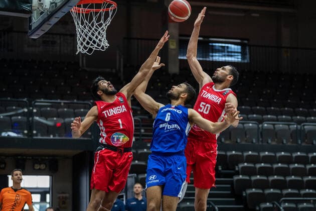 Basketball Hamburg 20.06.2021 Supercup Nationalmannschaft Tunesien (TUN) - Tschechien (CZE) Patrick Samoura (Tschechien, No.06) Oussama Mamaoui (Tunesien, No.01) Salah Mejri (Tunesien, No.50)