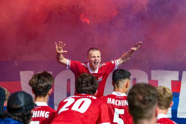 Deniz Haimerl (Unterhaching, 5) feurt seine Mitspieler n, Unterhachinger Spieler feiern mit den Fans den Heimsieg, Freude, freundlich, froehlich, strahlend, optimistisch, Bengalo, Bengalos, Feuerwerk, flare, 6 20 2021, Unterhaching (Deutschland), Fussball, Relegation zur A-Junioren-Bundesliga, SpVgg Unterhaching U19 - 1. FC Schweinfurt 05 U19