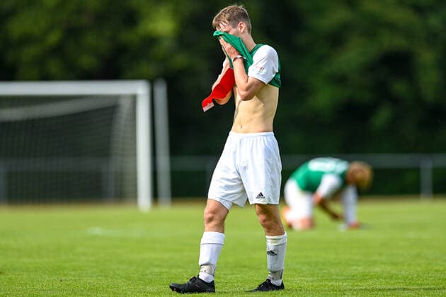 Dabio Reck (Schweinfurt, 8) nach Spielende enttaeuscht schauend, Enttaeuschung, Frustration, disappointed, pessimistisch Freisteller, Einzelbild, Aktion, Action, 6 20 2021, Unterhaching (Deutschland), Fussball, Relegation zur A-Junioren-Bundesliga, SpVgg Unterhaching U19 - 1. FC Schweinfurt 05 U19