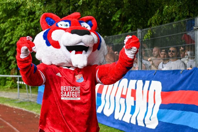 Unterhachinger Maskottchen Fonsi fiert mit den Fans, Fans, Publikum, Zuschauer, Stimmung, Atmosphaere, Stadion, 6 20 2021, Unterhaching (Deutschland), Fussball, Relegation zur A-Junioren-Bundesliga, SpVgg Unterhaching U19 - 1. FC Schweinfurt 05 U19