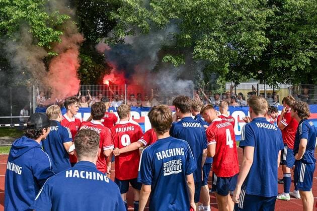 Unterhachinger Spieler feiern mit den Fans den Heimsieg, Freude, freundlich, froehlich, strahlend, optimistisch, Bengalo, Bengalos, Feuerwerk, flare, 6 20 2021, Unterhaching (Deutschland), Fussball, Relegation zur A-Junioren-Bundesliga, SpVgg Unterhaching U19 - 1. FC Schweinfurt 05 U19
