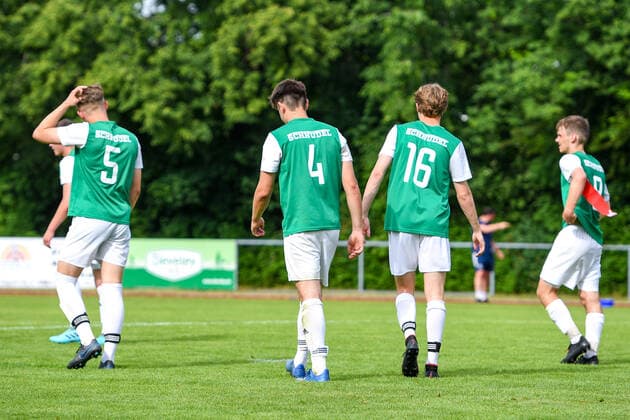 Schweinfurter Spieler nach Spielende enttaeuscht schauend, Enttaeuschung, Frustration, disappointed, pessimistisch, 6 20 2021, Unterhaching (Deutschland), Fussball, Relegation zur A-Junioren-Bundesliga, SpVgg Unterhaching U19 - 1. FC Schweinfurt 05 U19