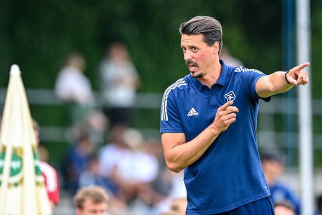 Trainer Sandro Wagner (Unterhaching) gibt Anweisungen, gestikuliert, mit den Armen gestikulieren, gives instructions, gesticulate, 6 20 2021, Unterhaching (Deutschland), Fussball, Relegation zur A-Junioren-Bundesliga, SpVgg Unterhaching U19 - 1. FC Schweinfurt 05 U19