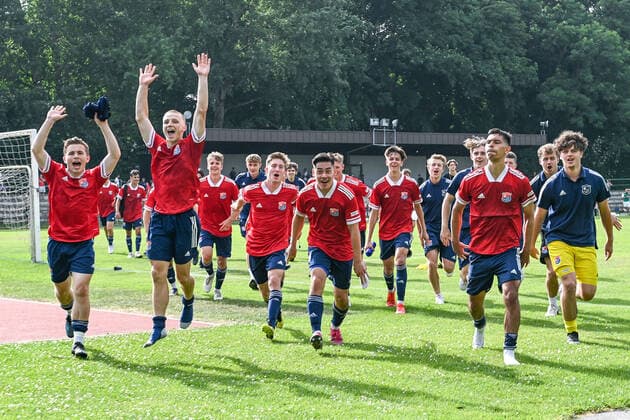 Unterhachinger Spieler laufen nach dem Spiel gemeinsam zu den Fans, feiern den Heimsieg, Freude, freundlich, froehlich, strahlend, optimistisch, 6 20 2021, Unterhaching (Deutschland), Fussball, Relegation zur A-Junioren-Bundesliga, SpVgg Unterhaching U19 - 1. FC Schweinfurt 05 U19
