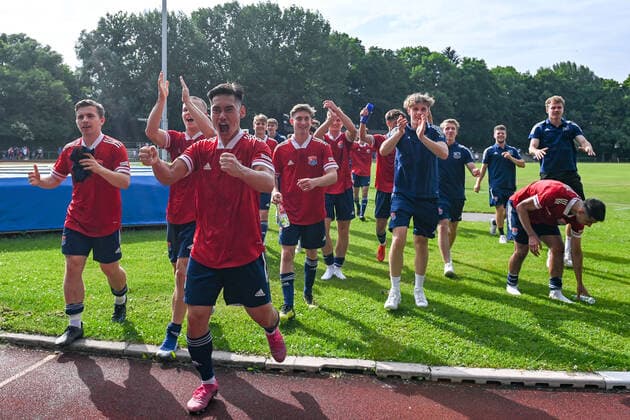 Unterhachinger Spieler laufen nach dem Spiel gemeinsam zu den Fans, feiern den Heimsieg, Freude, freundlich, froehlich, strahlend, optimistisch, 6 20 2021, Unterhaching (Deutschland), Fussball, Relegation zur A-Junioren-Bundesliga, SpVgg Unterhaching U19 - 1. FC Schweinfurt 05 U19