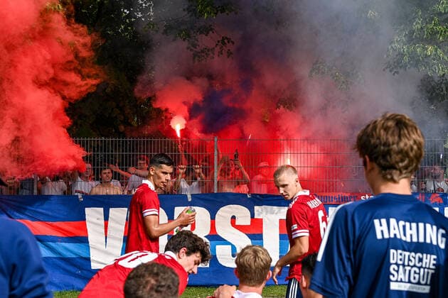 Unterhachinger Spieler feiern mit den Fans den Heimsieg, Freude, freundlich, froehlich, strahlend, optimistisch, Bengalo, Bengalos, Feuerwerk, flare, 6 20 2021, Unterhaching (Deutschland), Fussball, Relegation zur A-Junioren-Bundesliga, SpVgg Unterhaching U19 - 1. FC Schweinfurt 05 U19