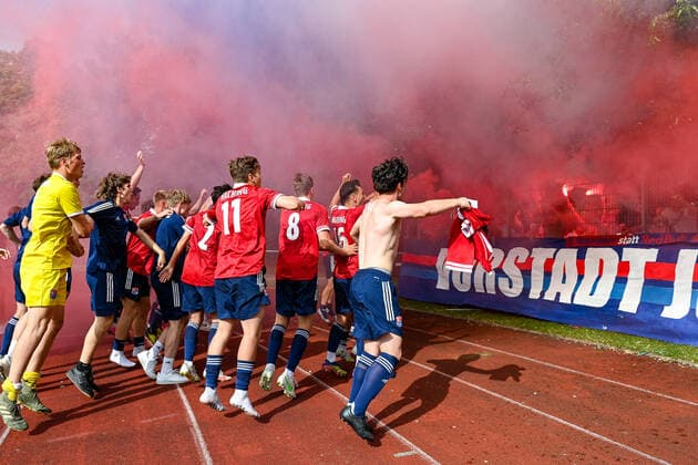 Unterhachinger Spieler feiern mit den Fans den Heimsieg, Freude, freundlich, froehlich, strahlend, optimistisch, Bengalo, Bengalos, Feuerwerk, flare, 6 20 2021, Unterhaching (Deutschland), Fussball, Relegation zur A-Junioren-Bundesliga, SpVgg Unterhaching U19 - 1. FC Schweinfurt 05 U19