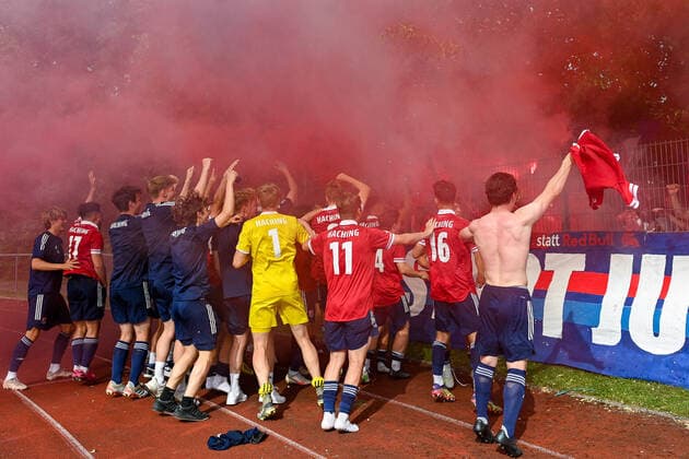 Unterhachinger Spieler feiern mit den Fans den Heimsieg, Freude, freundlich, froehlich, strahlend, optimistisch, Bengalo, Bengalos, Feuerwerk, flare, 6 20 2021, Unterhaching (Deutschland), Fussball, Relegation zur A-Junioren-Bundesliga, SpVgg Unterhaching U19 - 1. FC Schweinfurt 05 U19
