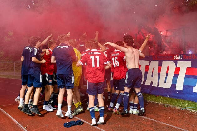 Unterhachinger Spieler feiern mit den Fans den Heimsieg, Freude, freundlich, froehlich, strahlend, optimistisch, Bengalo, Bengalos, Feuerwerk, flare, 6 20 2021, Unterhaching (Deutschland), Fussball, Relegation zur A-Junioren-Bundesliga, SpVgg Unterhaching U19 - 1. FC Schweinfurt 05 U19