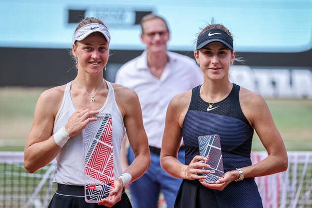 Im Bild: Siegerin 2021 Liudmila SAMSONOVA (RUS) und Zweitplatzierte Belinda BENCIC (SUI) Einzel-Finale, bett1open 2021, Berlin, LTTC Rot-Weiß - Steffi-Graf-Stadion, 20.06.2021,