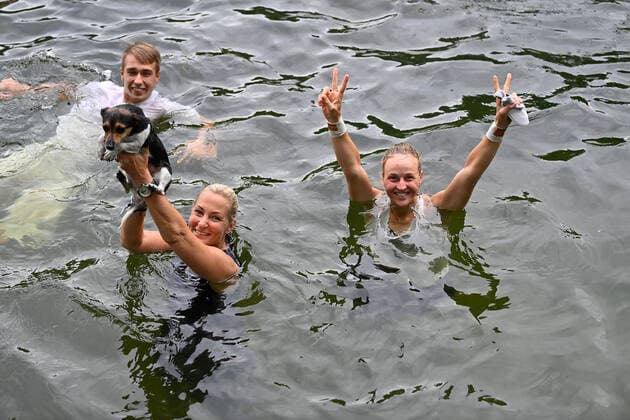 2021WTA bett1 Open Berlin Liudmilla Samsonova , (RUS) and Coach Alessandro Dumitrache and Tournament Direktor Barbara Rittner, Germany swimming in the Hundekehle Lake