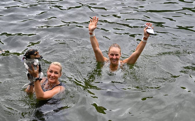 2021WTA bett1 Open Berlin Liudmilla Samsonova , (RUS)and Tournament Direktor Barbara Rittner, Germany swimming in the Hundekehle Lake
