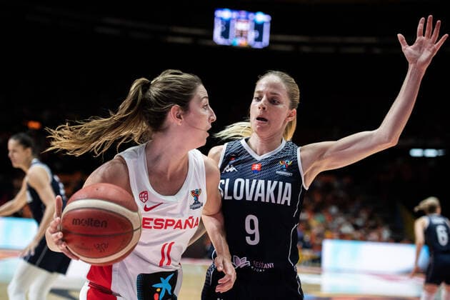 210620 Leonor Rodriguez of Spain and Terezia Palenikova of Slovakia during the FIBA Women s Eurobasket match between Spain and Slovakia on June 20, 2021 in Valencia. Photo: Maxim ThorÃ BILDBYRAN kod MT MT0193 basket basketball national team, Nationalteam fiba women s eurobasket basket-em spanien spain slovakien slovakia dam bbeng dag 4 Copyright: MAXIMxTHORE BB210620MT147