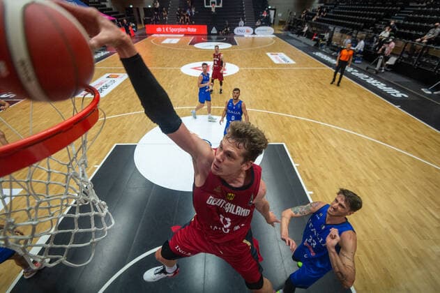 Basketball Hamburg 20.06.2021 Supercup Nationalmannschaft Deutschland (GER) - Italien (ITA) Moritz Wagner (Deutschland, No.13) Achille Polonara (Italien, No.33)