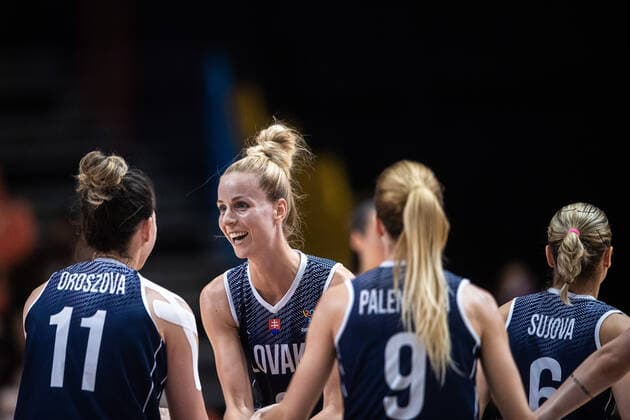 210620 Ivana Jakubcova of Slovakia celebrate with teammates during the FIBA Women s Eurobasket match between Spain and Slovakia on June 20, 2021 in Valencia. Photo: Maxim ThorÃ BILDBYRAN kod MT MT0193 basket basketball national team, Nationalteam fiba women s eurobasket basket-em spanien spain slovakien slovakia dam bbeng dag 4 jubel Copyright: MAXIMxTHORE BB210620MT154