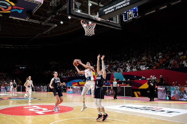 210620 Cristina Ouvina of Spain against Sabia Oroszova and Radka Stasova of Slovakia during the FIBA Women s Eurobasket match between Spain and Slovakia on June 20, 2021 in Valencia. Photo: Maxim ThorÃ BILDBYRAN kod MT MT0193 basket basketball national team, Nationalteam fiba women s eurobasket basket-em spanien spain slovakien slovakia dam bbeng dag 4 Copyright: MAXIMxTHORE BB210620MT169
