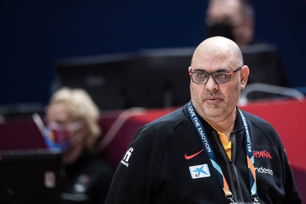 210620 head coach Lucas Mondelo of Spain during the FIBA Women s Eurobasket match between Spain and Slovakia on June 20, 2021 in Valencia. Photo: Maxim ThorÃ BILDBYRAN kod MT MT0193 basket basketball national team, Nationalteam fiba women s eurobasket basket-em spanien spain slovakien slovakia dam bbeng dag 4 Copyright: MAXIMxTHORE BB210620MT182