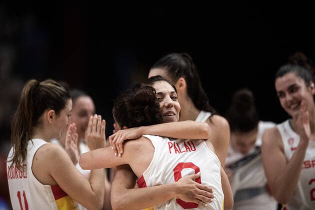 210620 Cristina Ouvina of Spain celebrates after the FIBA Women s Eurobasket match between Spain and Slovakia on June 20, 2021 in Valencia. Photo: Maxim ThorÃ BILDBYRAN kod MT MT0193 basket basketball national team, Nationalteam fiba women s eurobasket basket-em spanien spain slovakien slovakia dam bbeng dag 4 jubel Copyright: MAXIMxTHORE BB210620MT186