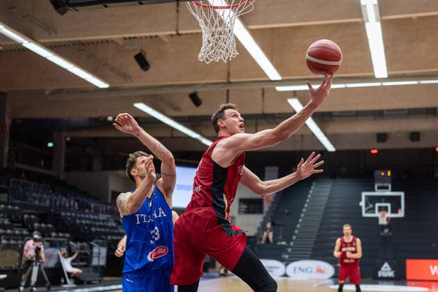 Basketball Hamburg 20.06.2021 Supercup Nationalmannschaft Deutschland (GER) - Italien (ITA) Johannes Voigtmann (Deutschland, No.07) Achille Polonara (Italien, No.33)