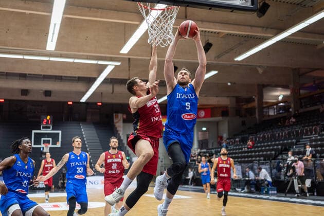 Basketball Hamburg 20.06.2021 Supercup Nationalmannschaft Deutschland (GER) - Italien (ITA) Nicolo Melli (Italien, No.09) Lukas Wank (Deutschland, No.19)
