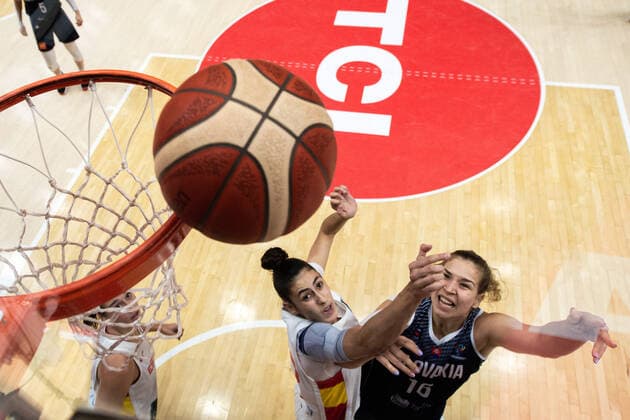 210620 Maria Conde of Spain and Alicia Moravcikova of Slovakia during the FIBA Women s Eurobasket match between Spain and Slovakia on June 20, 2021 in Valencia. Photo: Maxim ThorÃ BILDBYRAN kod MT MT0193 basket basketball national team, Nationalteam fiba women s eurobasket basket-em spanien spain slovakien slovakia dam bbeng dag 4 Copyright: MAXIMxTHORE BB210620MT191