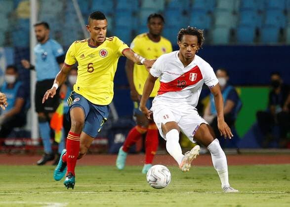 Colombia s William Tesillo (L) in action against Peru s Andre Carrillo, during a match for the Group B of the Copa America at the Pedro Ludovico Teixeira Olympic Stadium in Goiania, Brazil, 20 June 2021. Colombia - Peru !ACHTUNG: NUR REDAKTIONELLE NUTZUNG!  Copyright: xAlbertoxValdésx AMDEP4795 20210621-637598390453767623